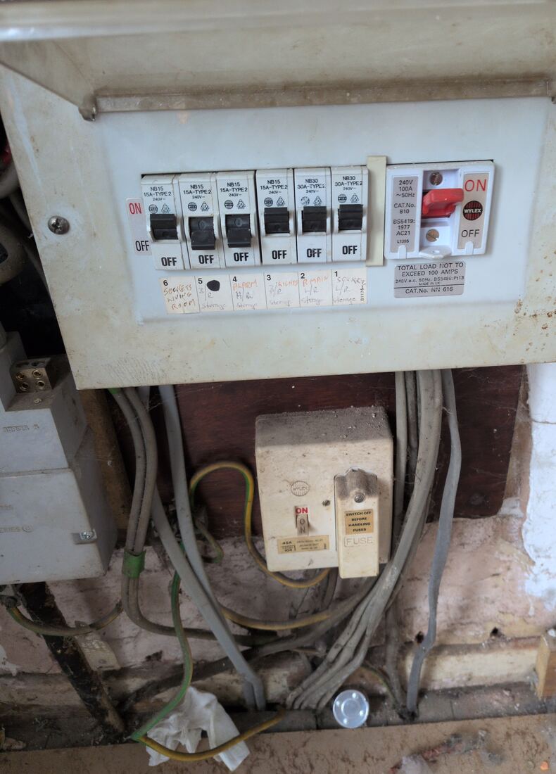 Old Wylex fuse box with rewireable fuses before replacement